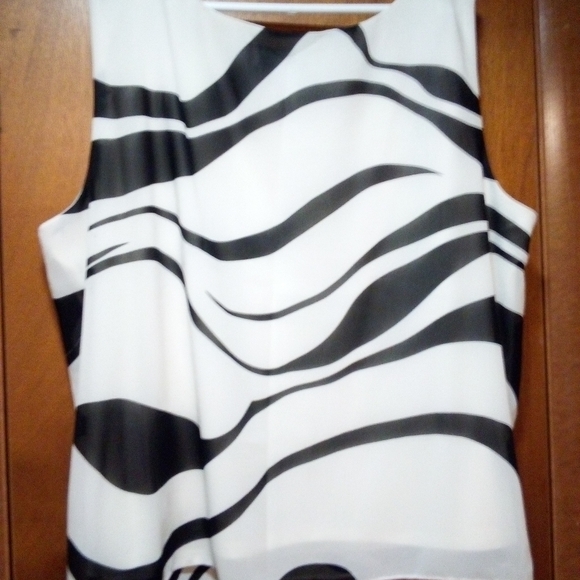 Women's Top - Picture 8 of 9